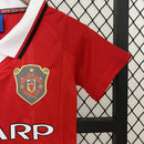 Conjunto Kit Infantil Manchester United Home 1999/00 - Umbro Retrô - Vermelha/Branca