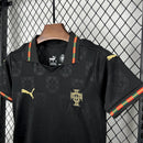Conjunto Kit Infantil Seleção Portugal Edição Pantera Negra 2026/27 - Puma Torcedor - Preta/Dourada
