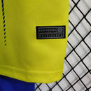 kit-conjunto-infantil-camisa-shorts-al-nassr-home-1-titular-2023-24-nike-torcedor-masculina-masculino-azul-amarelo-amarela-cr7-cristiano-ronaldo-talisca-mane-kafd-aroya-arabia-saudita
